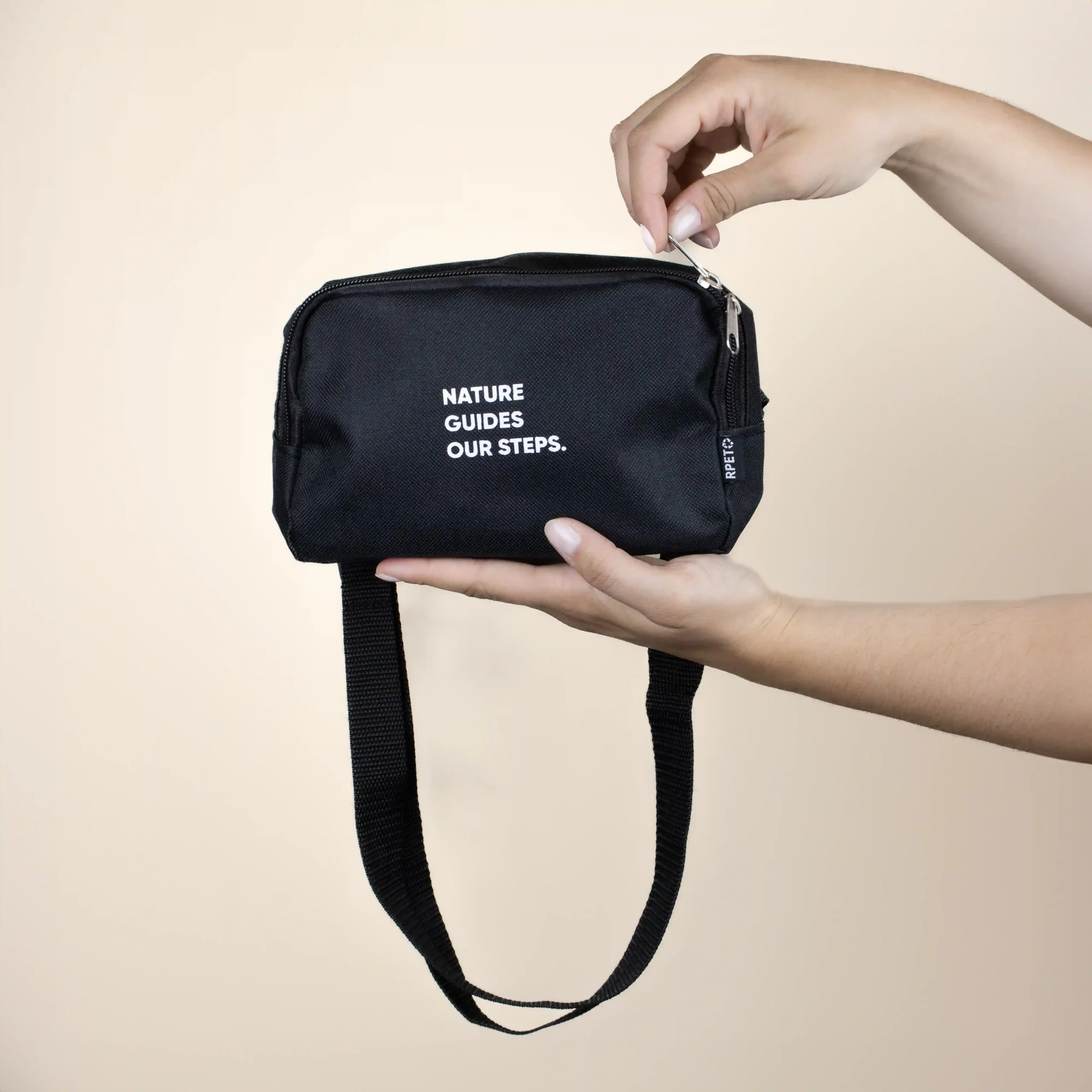 PORTIA: Sac banane noir en rPET